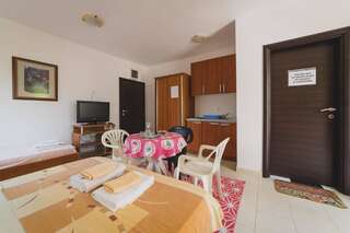 Апартаменты Apartments Banović Будва Номер-студио с террасой-2